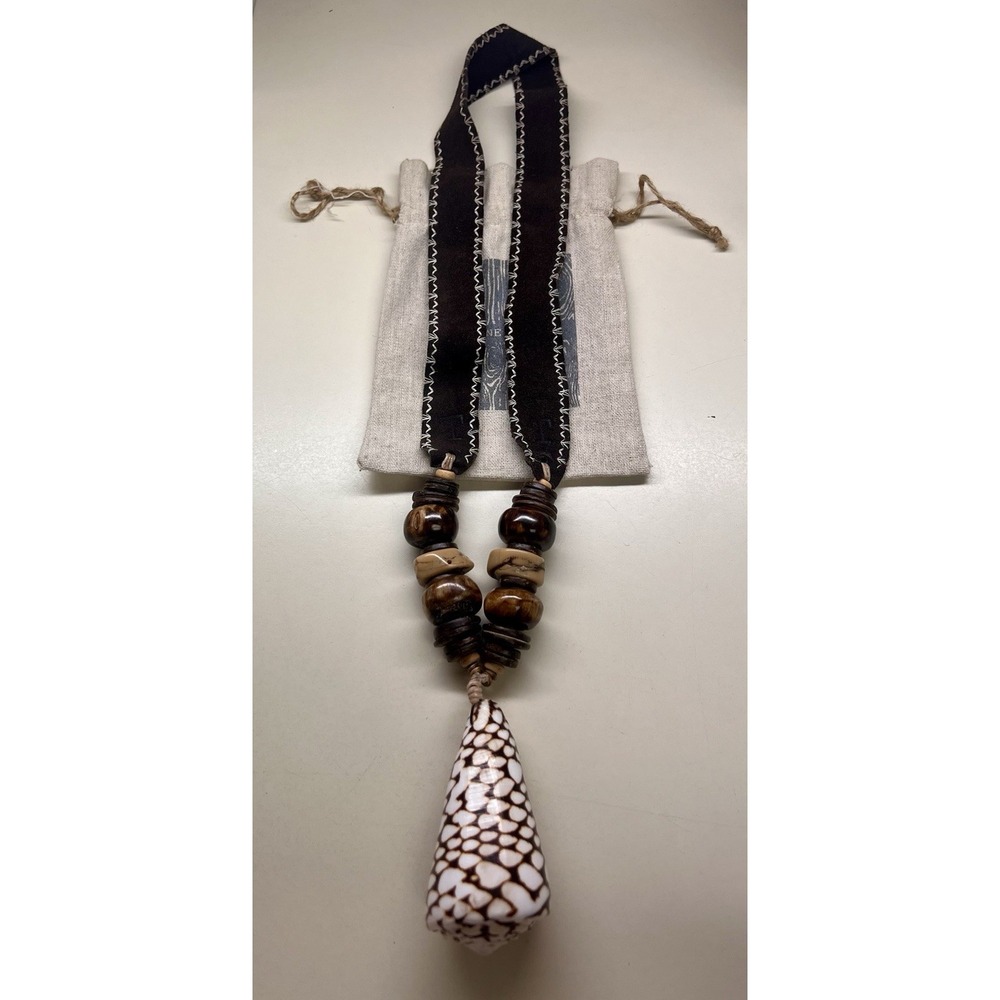 TWINE & TWIG Shell 🐚 Pendant Brown Suede Necklace With Original Bag